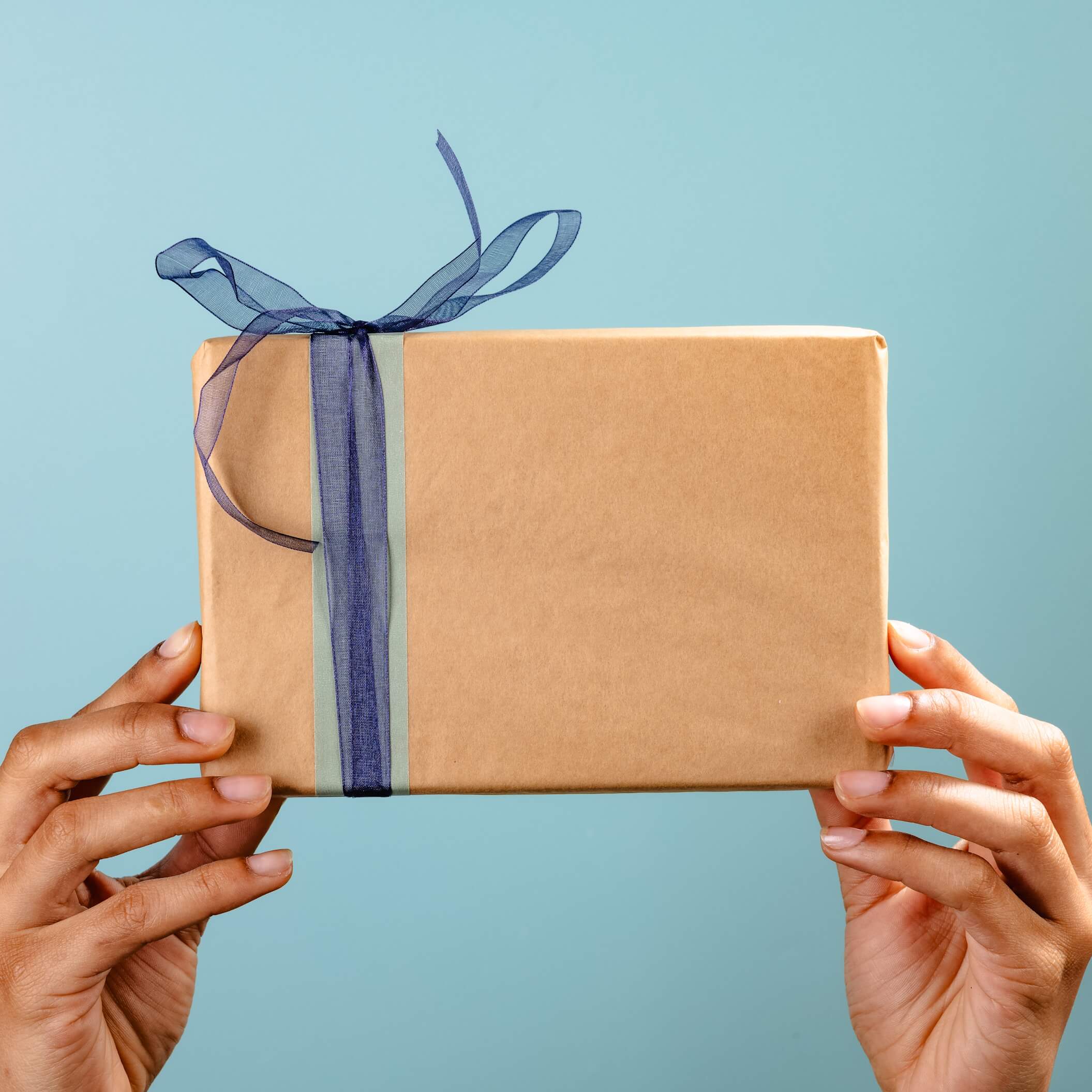Simple and elegant chocolate gift wrapping – High-quality kraft wrapping with a hand-tied ribbon, perfect for sending your chocolate gift straight to the recipient with no extra fuss.